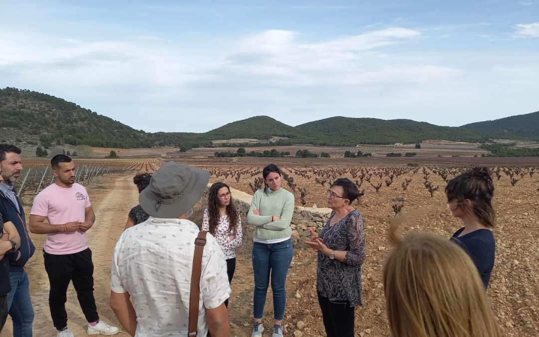 Estudiantes de la EPSO-UMH visitan iniciativas agroecológicas: granja y quesería CAPRILAC, bodega BALCONA y centro de educación medioambiental CEAMA